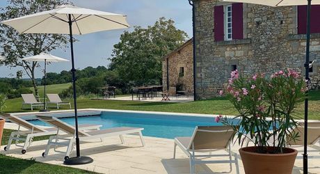 Propriété d'exception en Périgord Noir avec vue époustouflante, chambres d'hôtes, gîte, piscine et 27 hectares de forêts et prairies