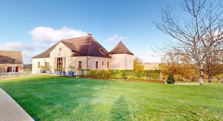 Propriété d'exception en Périgord Noir avec vue époustouflante, chambres d'hôtes, gîte, piscine et 27 hectares de forêts et prairies