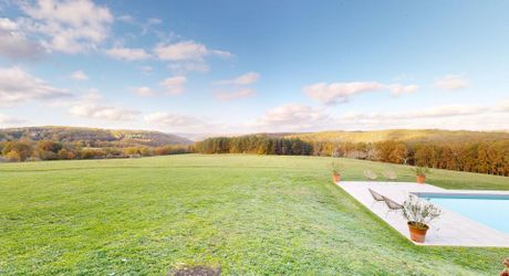 Propriété d'exception en Périgord Noir avec vue époustouflante, chambres d'hôtes, gîte, piscine et 27 hectares de forêts et prairies