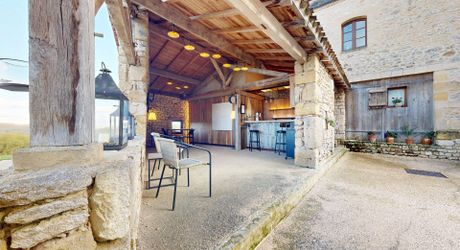 Propriété d'exception en Périgord Noir avec vue époustouflante, chambres d'hôtes, gîte, piscine et 27 hectares de forêts et prairies