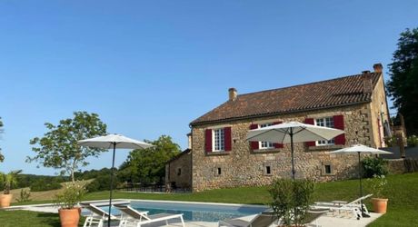Propriété d'exception en Périgord Noir avec vue époustouflante, chambres d'hôtes, gîte, piscine et 27 hectares de forêts et prairies