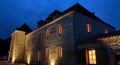 Propriété d'exception en Périgord Noir avec vue époustouflante, 5 chambres d'hôtes, 1 gîte avec 2 chambres, 1 studio, 1 piscine et 27 hectares de forêts et prairies