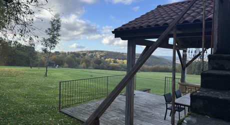 Propriété d'exception en Périgord Noir avec vue époustouflante, chambres d'hôtes, gîte, piscine et 27 hectares de forêts et prairies
