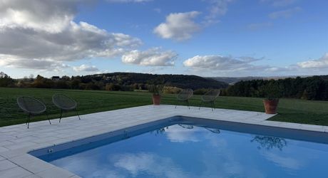 Propriété d'exception en Périgord Noir avec vue époustouflante, chambres d'hôtes, gîte, piscine et 27 hectares de forêts et prairies