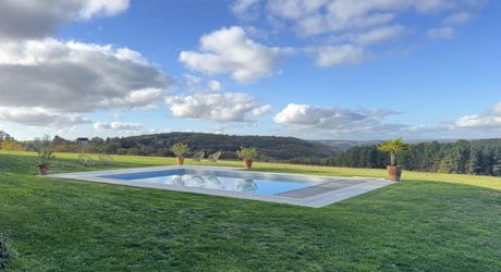 Propriété d'exception en Périgord Noir avec vue époustouflante, chambres d'hôtes, gîte, piscine et 27 hectares de forêts et prairies