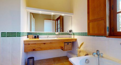 Propriété d'exception en Périgord Noir avec vue époustouflante, chambres d'hôtes, gîte, piscine et 27 hectares de forêts et prairies