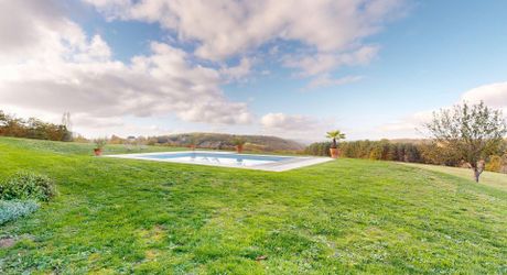 Propriété d'exception en Périgord Noir avec vue époustouflante, chambres d'hôtes, gîte, piscine et 27 hectares de forêts et prairies