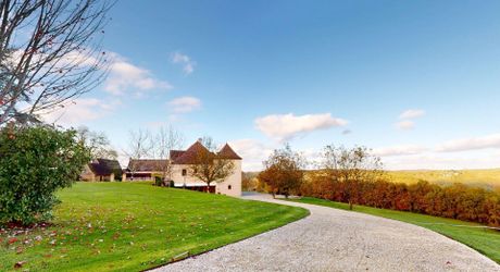 Propriété d'exception en Périgord Noir avec vue époustouflante, chambres d'hôtes, gîte, piscine et 27 hectares de forêts et prairies