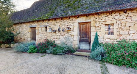 Propriété d'exception en Périgord Noir avec vue époustouflante, chambres d'hôtes, gîte, piscine et 27 hectares de forêts et prairies