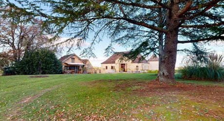 Propriété d'exception en Périgord Noir avec vue époustouflante, chambres d'hôtes, gîte, piscine et 27 hectares de forêts et prairies