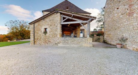 Propriété d'exception en Périgord Noir avec vue époustouflante, chambres d'hôtes, gîte, piscine et 27 hectares de forêts et prairies