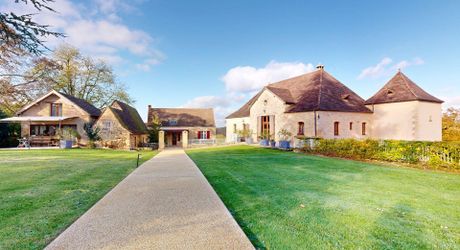 Propriété d'exception en Périgord Noir avec vue époustouflante, chambres d'hôtes, gîte, piscine et 27 hectares de forêts et prairies