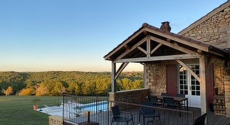Propriété d'exception en Périgord Noir avec vue époustouflante, chambres d'hôtes, gîte, piscine et 27 hectares de forêts et prairies