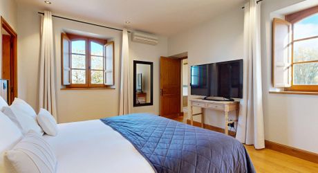 Propriété d'exception en Périgord Noir avec vue époustouflante, chambres d'hôtes, gîte, piscine et 27 hectares de forêts et prairies