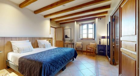 Propriété d'exception en Périgord Noir avec vue époustouflante, chambres d'hôtes, gîte, piscine et 27 hectares de forêts et prairies