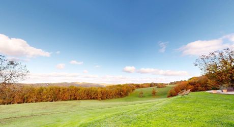 Propriété d'exception en Périgord Noir avec vue époustouflante, chambres d'hôtes, gîte, piscine et 27 hectares de forêts et prairies