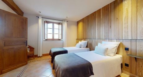 Propriété d'exception en Périgord Noir avec vue époustouflante, chambres d'hôtes, gîte, piscine et 27 hectares de forêts et prairies