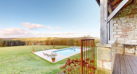 Propriété d'exception en Périgord Noir avec vue époustouflante, chambres d'hôtes, gîte, piscine et 27 hectares de forêts et prairies