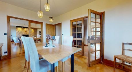 Propriété d'exception en Périgord Noir avec vue époustouflante, chambres d'hôtes, gîte, piscine et 27 hectares de forêts et prairies