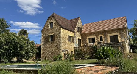 Maison ancienne avec piscine au calme !