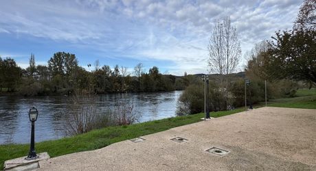 Propriété ancienne avec vue sur la Dordogne, idéale pour maison familiale ou projet de restaurant au bord de l’eau
