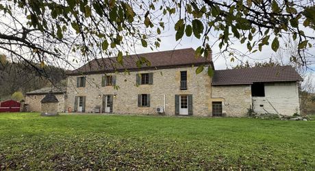 Propriété ancienne avec vue sur la Dordogne, idéale pour maison familiale ou projet de restaurant au bord de l’eau