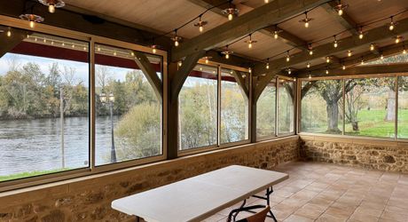 Propriété ancienne avec vue sur la Dordogne, idéale pour maison familiale ou projet de restaurant au bord de l’eau