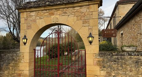 Propriété ancienne avec vue sur la Dordogne, idéale pour maison familiale ou projet de restaurant au bord de l’eau