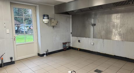 Propriété ancienne avec vue sur la Dordogne, idéale pour maison familiale ou projet de restaurant au bord de l’eau