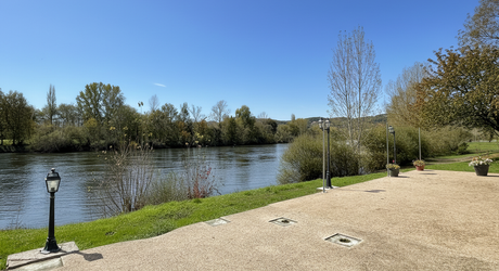 Old property with views of the Dordogne, ideal for a family home or waterfront restaurant project