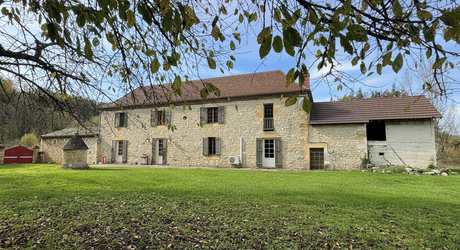 Old property with views of the Dordogne, ideal for a family home or waterfront restaurant project