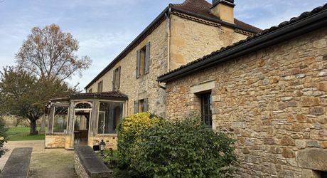 Propriété ancienne avec vue sur la Dordogne, idéale pour maison familiale ou projet de restaurant au bord de l’eau