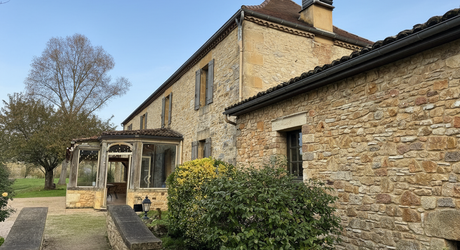 Old property with views of the Dordogne, ideal for a family home or waterfront restaurant project