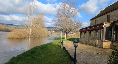 Propriété ancienne avec vue sur la Dordogne, idéale pour maison familiale ou projet de restaurant au bord de l’eau