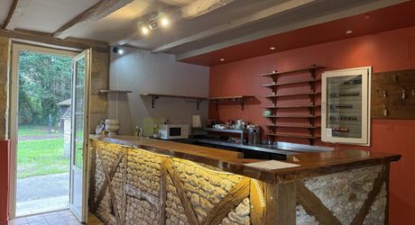 Propriété ancienne avec vue sur la Dordogne, idéale pour maison familiale ou projet de restaurant au bord de l’eau