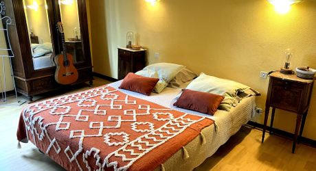 Une maison de caractère au cœur du Périgord Noir - Grande maison familiale avec piscine, vue sur le village et jardin, proche rivière Dordogne.