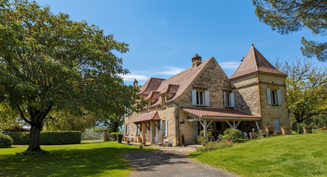 Une maison de caractère au cœur du Périgord Noir - Grande maison familiale avec piscine, vue sur le village et jardin, proche rivière Dordogne.
