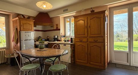 Une maison de caractère au cœur du Périgord Noir - Grande maison familiale avec piscine, vue sur le village et jardin, proche rivière Dordogne.