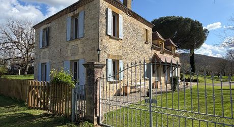 Une maison de caractère au cœur du Périgord Noir - Grande maison familiale avec piscine, vue sur le village et jardin, proche rivière Dordogne.