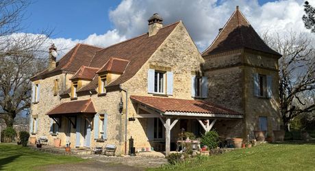 Une maison de caractère au cœur du Périgord Noir - Grande maison familiale avec piscine, vue sur le village et jardin, proche rivière Dordogne.