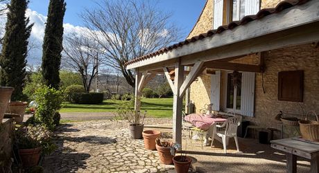 Une maison de caractère au cœur du Périgord Noir - Grande maison familiale avec piscine, vue sur le village et jardin, proche rivière Dordogne.