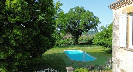 Une maison de caractère au cœur du Périgord Noir - Grande maison familiale avec piscine, vue sur le village et jardin, proche rivière Dordogne.