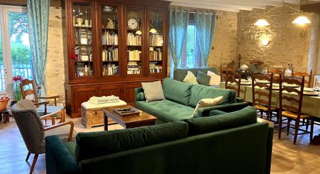 Une maison de caractère au cœur du Périgord Noir - Grande maison familiale avec piscine, vue sur le village et jardin, proche rivière Dordogne.