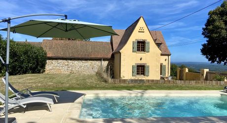 Maison avec piscine et jolie vue en Périgord Noir !