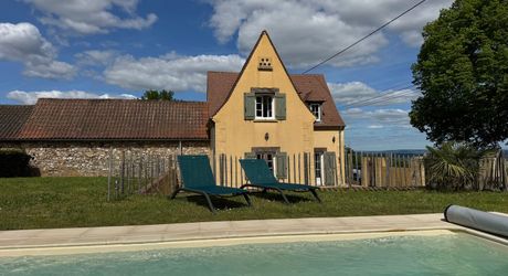 Maison avec piscine et jolie vue en Périgord Noir !