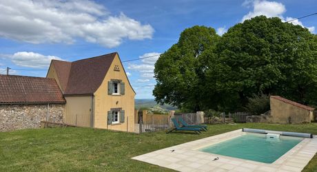 Maison avec piscine et jolie vue en Périgord Noir !