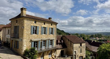 Maison de maître dans coeur de village typique périgourdin