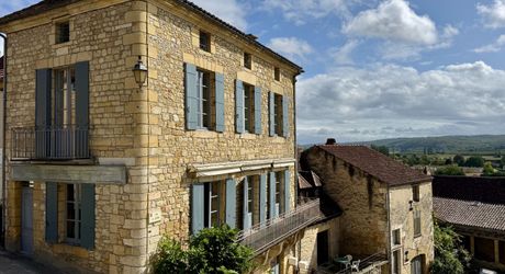 Maison de maître dans coeur de village typique périgourdin