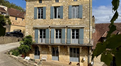 Maison de maître dans coeur de village typique périgourdin