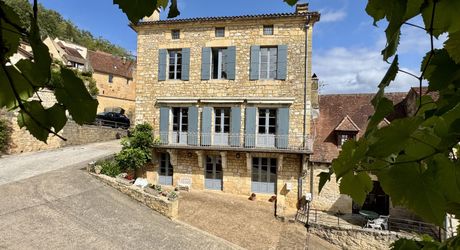 Maison de maître dans coeur de village typique périgourdin